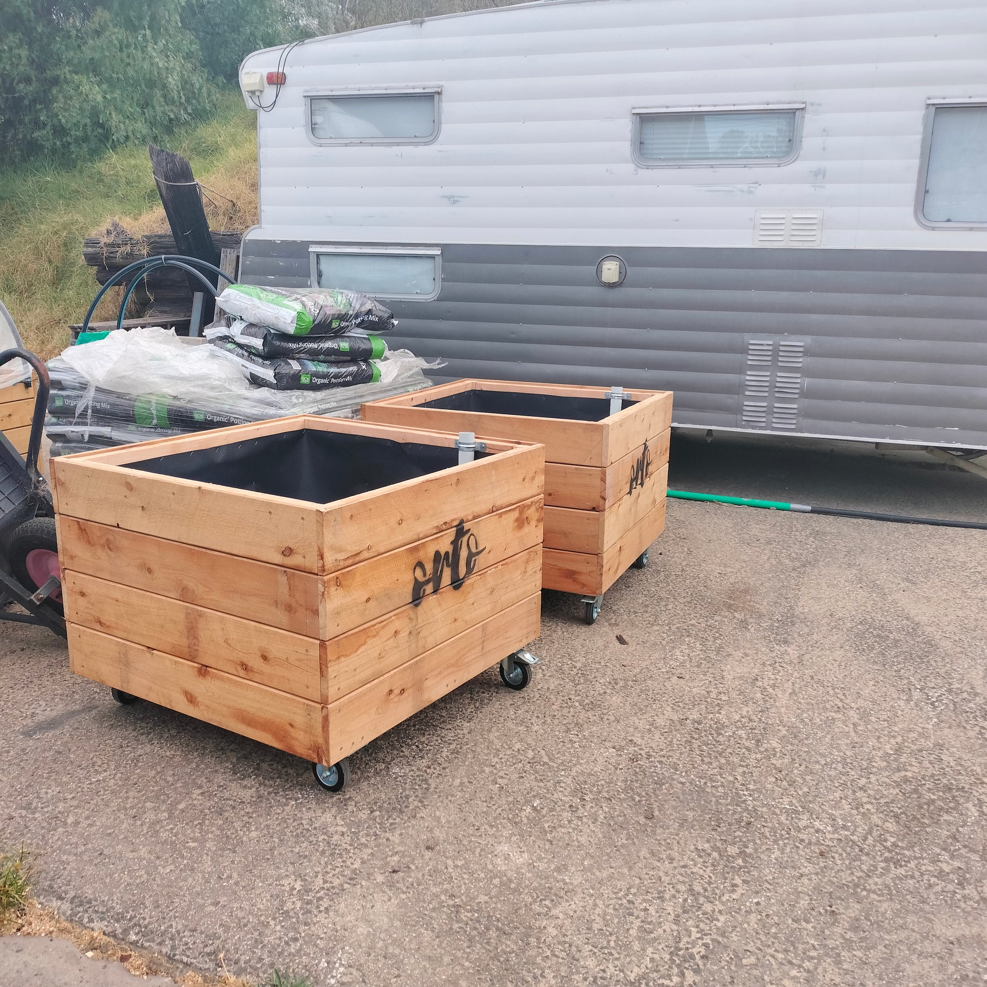 large planter boxes on wheels